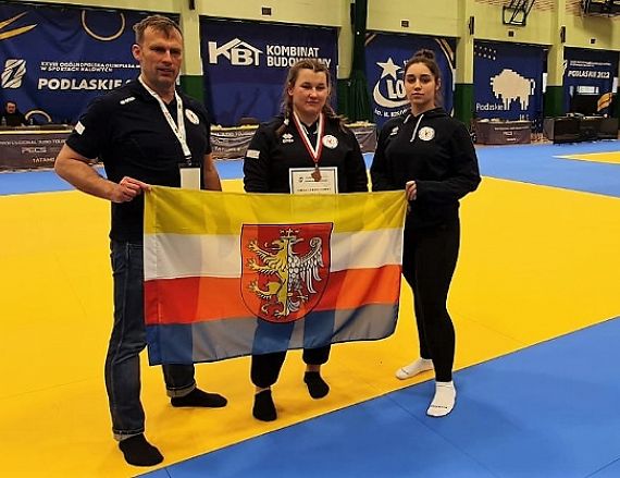 Oliwia Ziewalicz i Zofia Eibin z trenerem