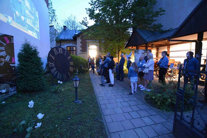 NOC MUZEÓW 2021 - zwiedzający przed budynkiem Muzeum Rzemiosła.jpg [288.40 KB]