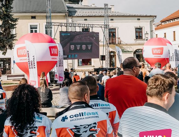 Wspólne kibicowanie Wilkom na rynku