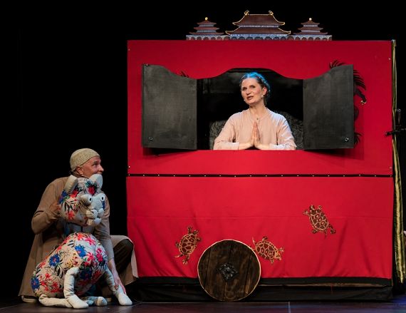 Scena ze spektaklu Ananas - Teatr Uszyty