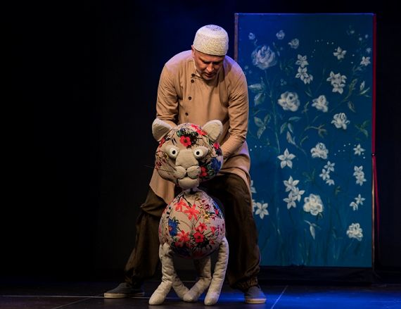 Scena ze spektaklu Ananas - Teatr Uszyty.jpg