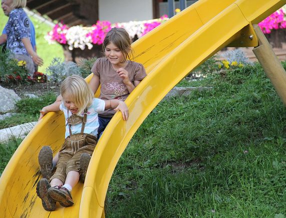 Dzieci zjeżdżające na zjeżdżalni