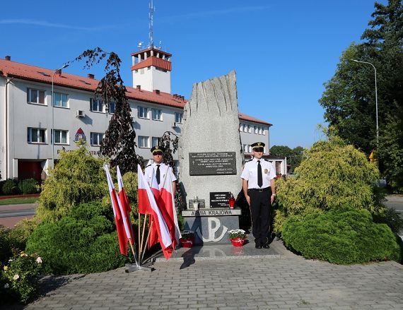 Pomniki - złożenie kwiatów (7) (1020x680).jpg