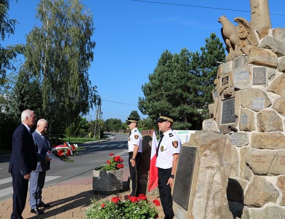 Pomniki - złożenie kwiatów (12) (1020x680).jpg