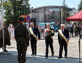 Rynek - Składanie kwiatów  (20) (1020x680).jpg