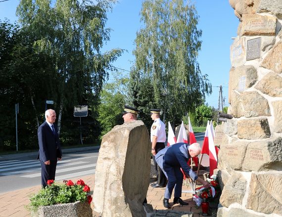 Pomniki - złożenie kwiatów (1) (1020x680).jpg
