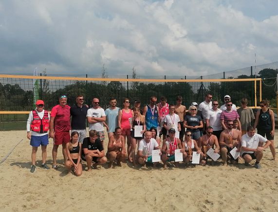 Uczestnicy 1. Rodzinnego Turnieju Siatkówki w Krośnie