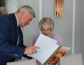 Prezydent Miasta Krosna Piotr Przytocki wręcza gratulacje p. W. Wcisło