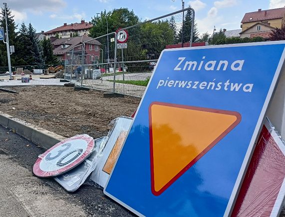 Znak informacyjny zmiana pierwszeństwa przejazdu