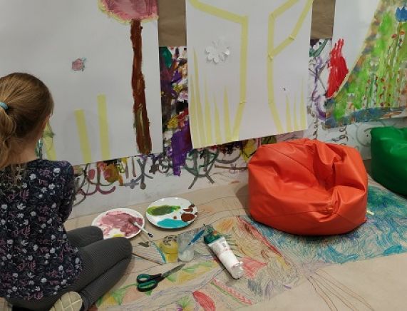 Dziewczynka malująca farbami