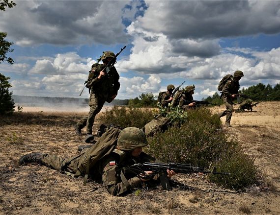 Żołnierze na poligonie