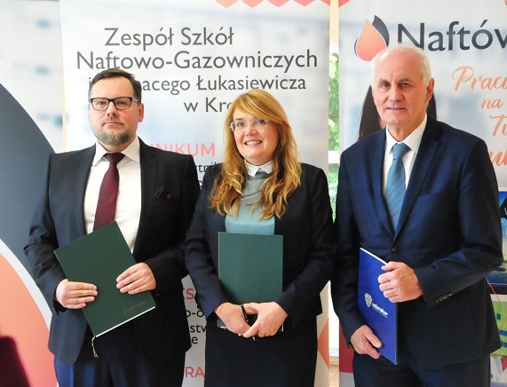 Michał Nowakowski z Instytutu Badań Edukacyjnych, Joanna Kubit Dyrektor Szkoły, Bronisław Baran Zastępca Prezydenta Miasta Krosna - fot. Tomasz Jefimow  krosno112.pl