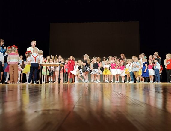 dzieci stojące na scenie