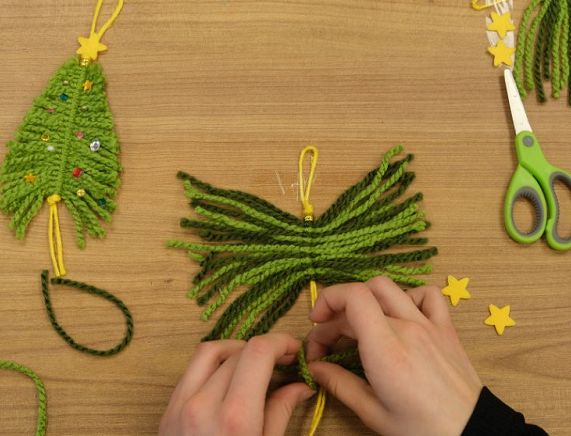 Ferie z Etnocentrum - choinka wykonana z włóczki