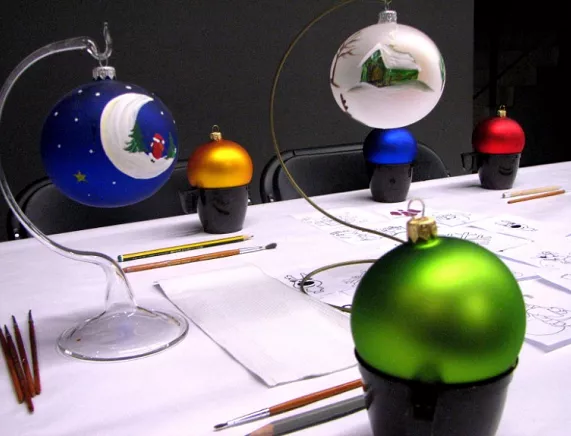 Warsztaty malowania bombek choinkowych w CDS.webp