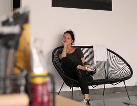 Wystawa B. Bachota na zdjęciu artystka