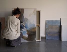 Wystawa B. Bachota na zdjęciu artystka