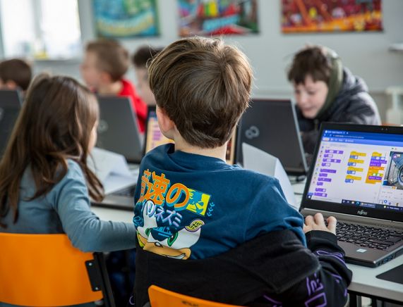 Młodzi Programisci - Giganci Programowania - Dziecko przy komputerze.jpg