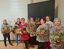 kobiety pozują z bukietami z suszonych kwiatów