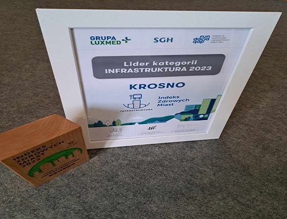 statuetka i dyplom Indeks Zdrowych Miast.jpg