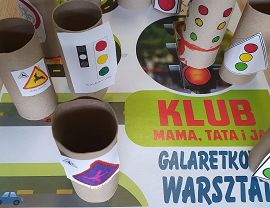 plakat i kartonowe atrapy znaków drogowych oraz sygnalizacji świetlnej