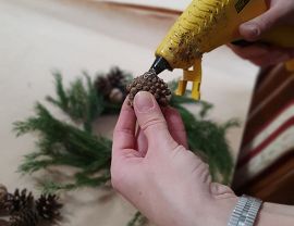 Użycie Pistoletu na goroący klej do przyklejenia szyszki
