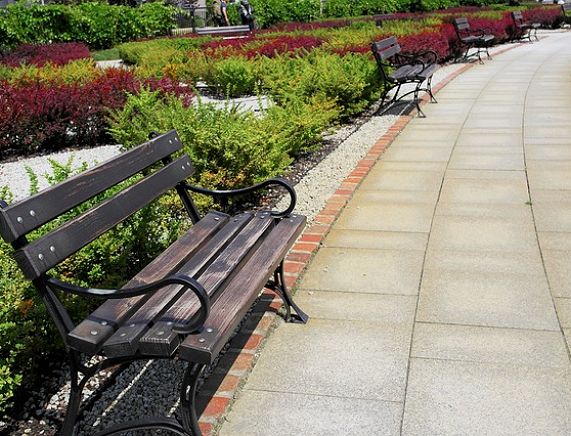 Ławka przy alejce w parku - źródło fot. pixabay.jpg