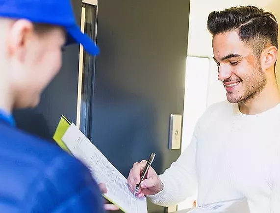 Mężczyzna kwituje odbiór dokumentów - źródło pixabay.webp