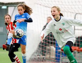 Dziewczyny grającew piłkę nożną