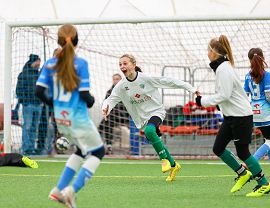 Dziewczyny grającew piłkę nożną