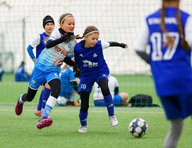 Dziewczyny grającew piłkę nożną