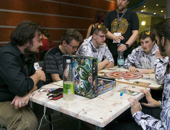 Fundacja GraTy - uczestnicy spotkań grający w gry