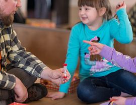 Fundacja GraTy - uczestnicy spotkań grający w gry