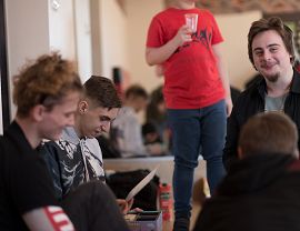 Fundacja GraTy - uczestnicy spotkań grający w gry