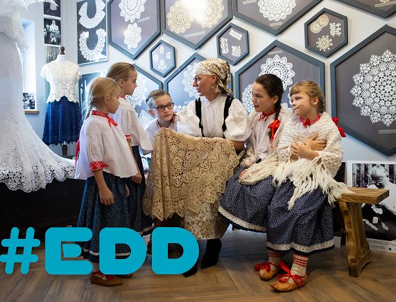 Lucyna Ligocka - Kohut oporowadza po swoim Centrum Koronki Koniakowskiej