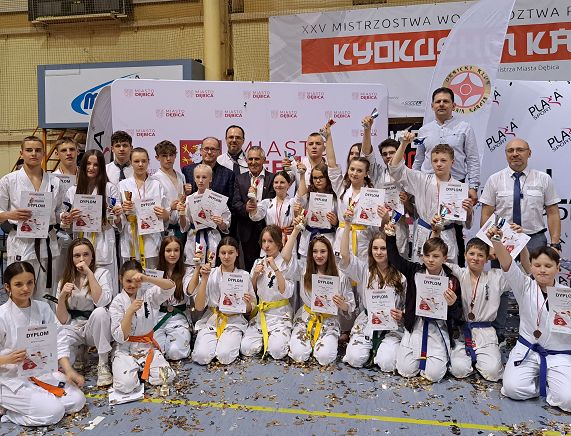 Uczestnicy zawodów karate w Dębicy