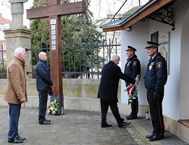 Samorządowcy składają kwiaty w miejscach pamięci