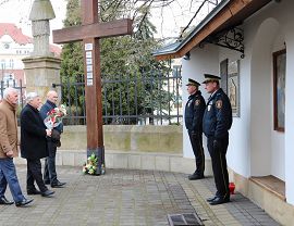 Samorządowcy składają kwiaty w miejscach pamięci