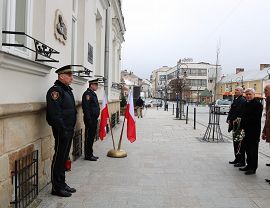 Samorządowcy składają kwiaty w miejscach pamięci