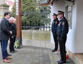 Samorządowcy składają kwiaty w miejscach pamięci