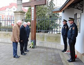 Samorządowcy składają kwiaty w miejscach pamięci