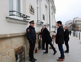 Samorządowcy składają kwiaty w miejscach pamięci