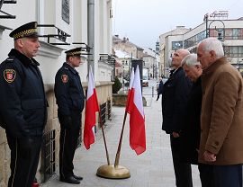 Samorządowcy składają kwiaty w miejscach pamięci