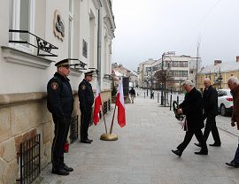 Samorządowcy składają kwiaty w miejscach pamięci
