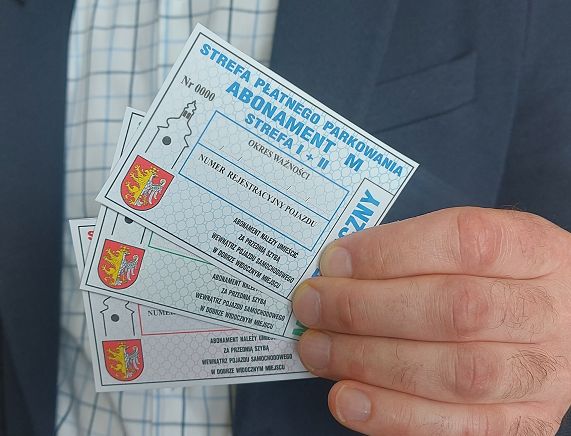 Karty abonamentowe trzymane w ręku