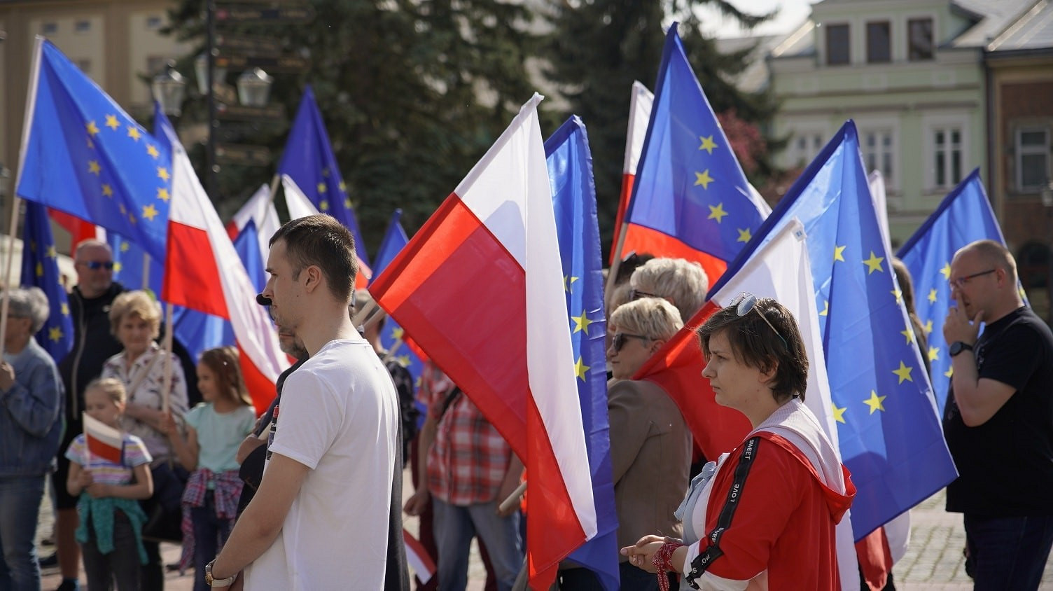 Ludzie z flagami.jpeg [204.12 KB]