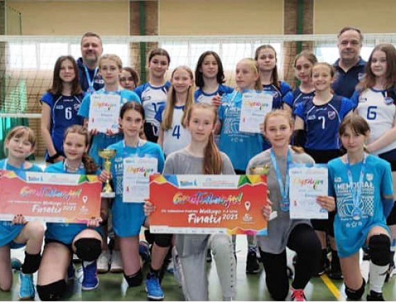 Drużyna młodych siatkarek Karpaty MOSiR Krosno