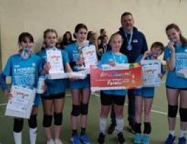 Drużyna młodych siatkarek Karpaty MOSiR Krosno