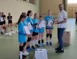 Drużyna młodych siatkarek Karpaty MOSiR Krosno