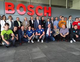 Uczniowie krośnieńskiego Mechanika i ich opiekunowie - Uczestnicy Olimpiady Techniki Samochodowej